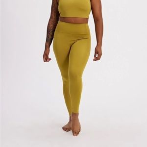 Girlfriend Float Leggings in Saturn, size L